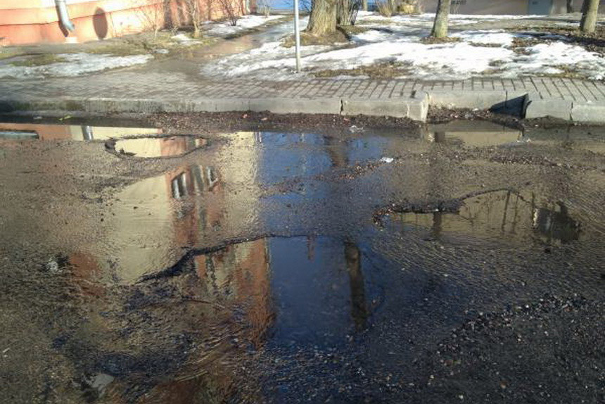 Принципиальные против практичных. Половина автомобилистов не намерена самостоятельно ремонтировать ямы в своих дворах