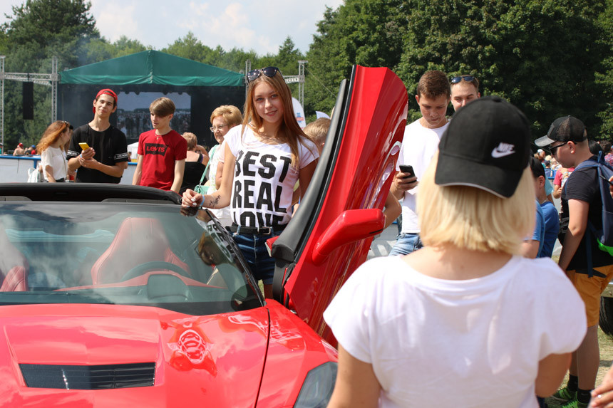 Фоторепортаж. SunDay-2018: редкие машины, эротическая мойка и Geely Atlas из детских кубиков