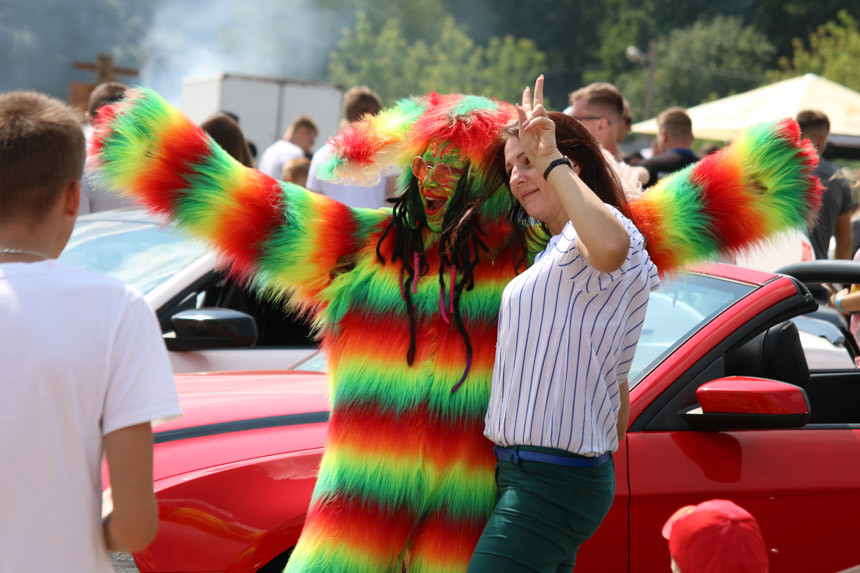 Фоторепортаж. SunDay-2018: редкие машины, эротическая мойка и Geely Atlas из детских кубиков