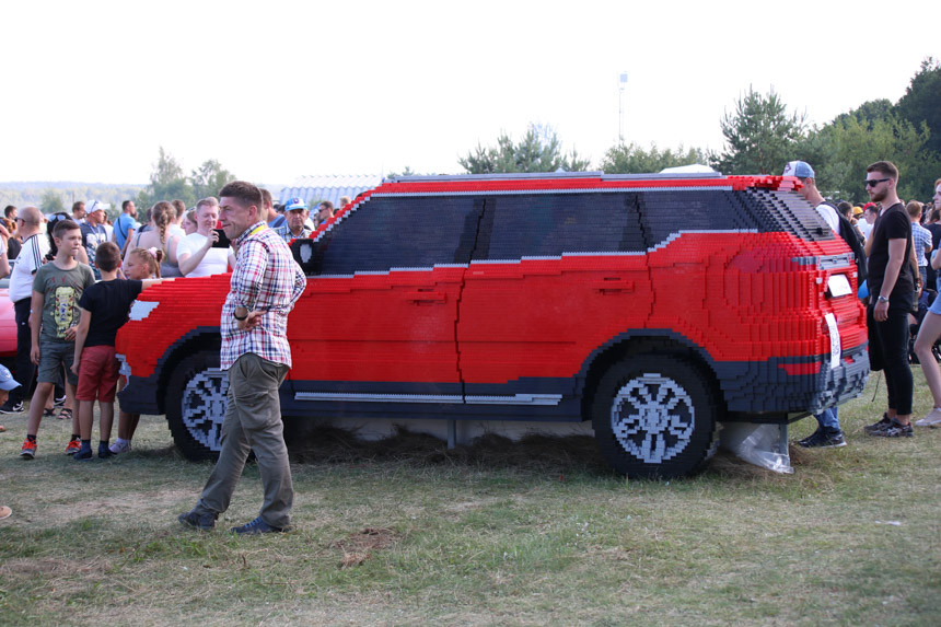 Фоторепортаж. SunDay-2018: редкие машины, эротическая мойка и Geely Atlas из детских кубиков