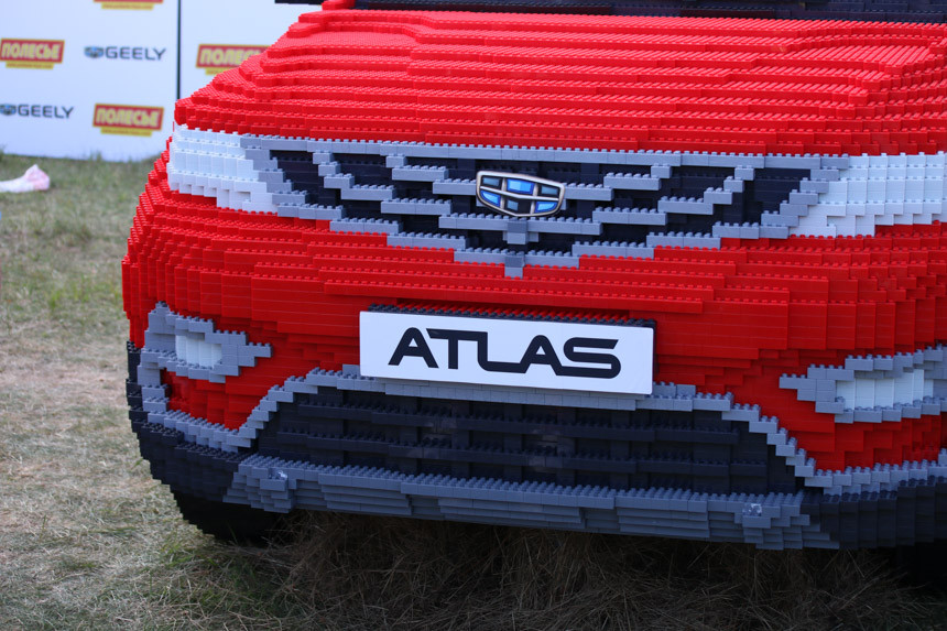 Фоторепортаж. SunDay-2018: редкие машины, эротическая мойка и Geely Atlas из детских кубиков