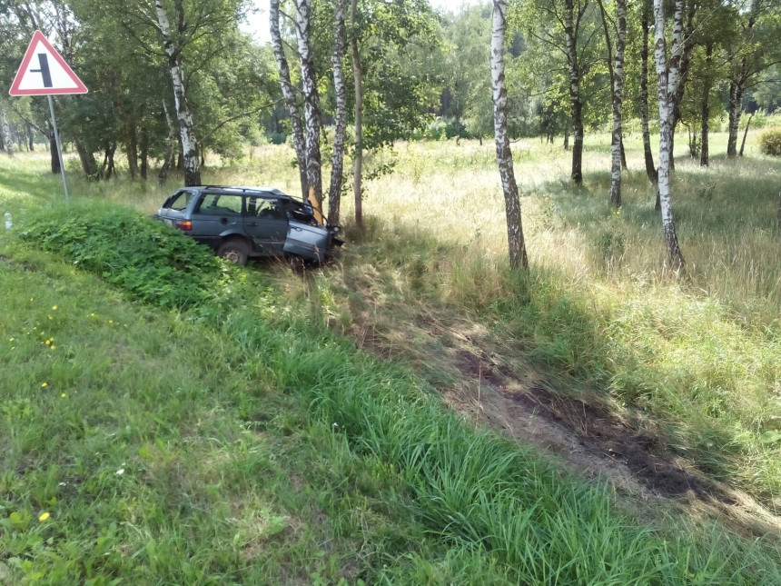 Серьезное ДТП под Брестом: VW врезался в дерево - водителя выкинуло из салона (видео)