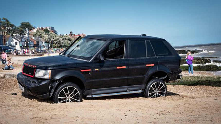 Эвакуаторы застряли в песке при попытке вытащить Range Rover, который во время грозы унесло в море