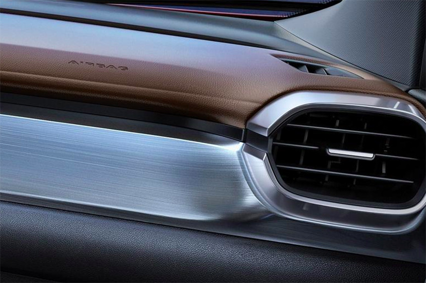 В Сети появились первые фото салона глобального кроссовера Geely SX11