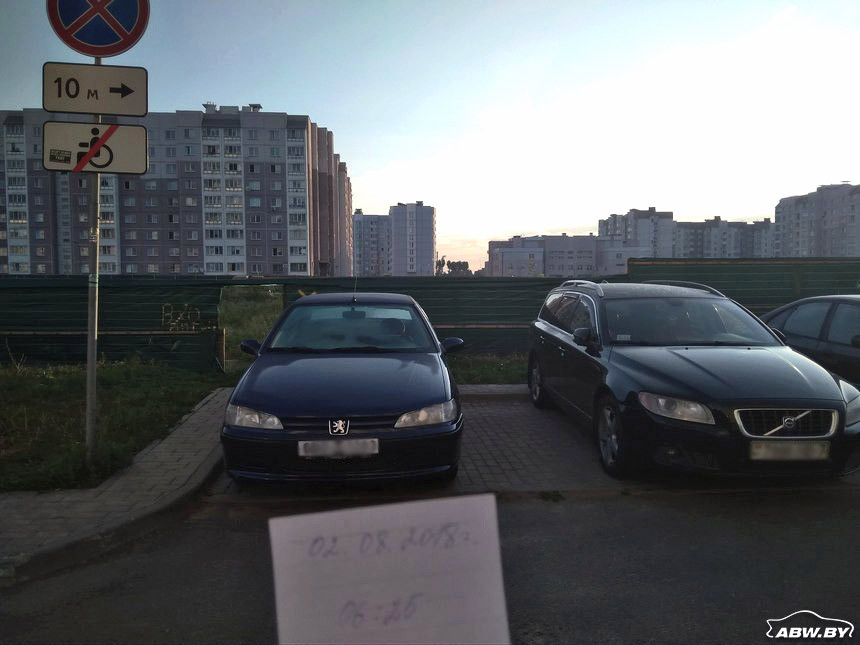 Отец ребенка-инвалида припарковался на месте для инвалидов, а машину уволок эвакуатор. Что сказали в ГАИ?