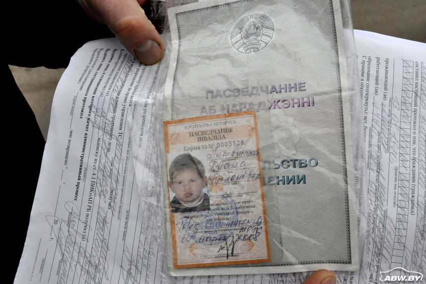 Отец ребенка-инвалида припарковался на месте для инвалидов, а машину уволок эвакуатор. Что сказали в ГАИ?