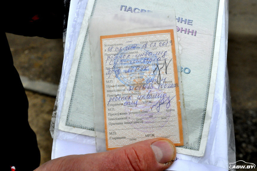 Отец ребенка-инвалида припарковался на месте для инвалидов, а машину уволок эвакуатор. Что сказали в ГАИ?