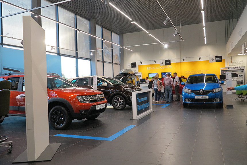 Курс российского рубля вновь готов отправить покупателей в автосалоны?