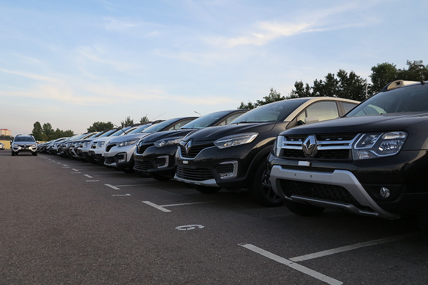 Курс российского рубля вновь готов отправить покупателей в автосалоны?