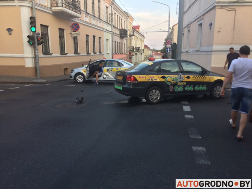 В Гродно столкнулись два автомобиля-такси. Оба водителя утверждают, что ехали на зеленый