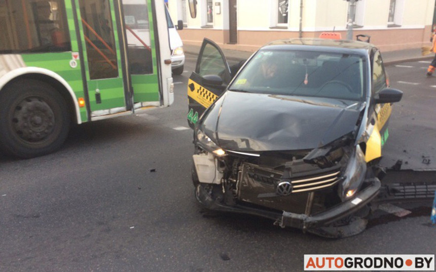 В Гродно столкнулись два автомобиля-такси. Оба водителя утверждают, что ехали на зеленый