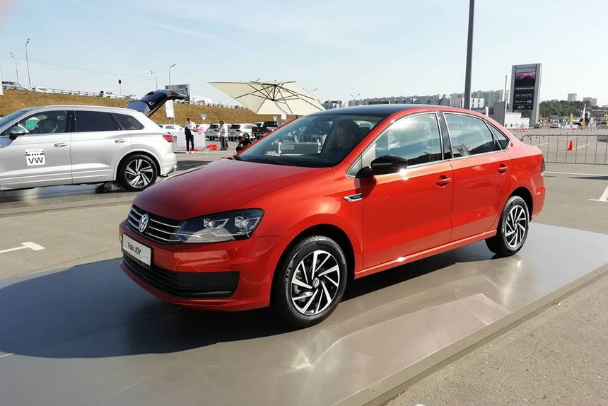 VW Polo sedan 2014 красная