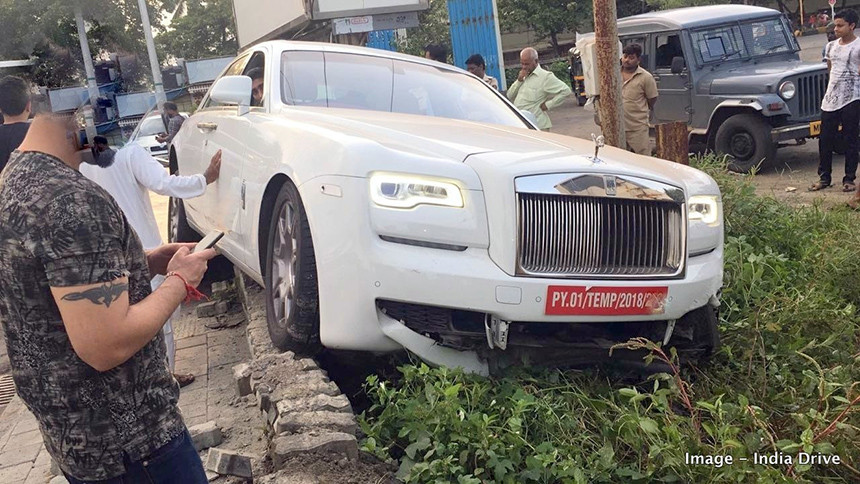 Фотофакт. Новый Rolls-Royce Ghost разбили сразу после покупки