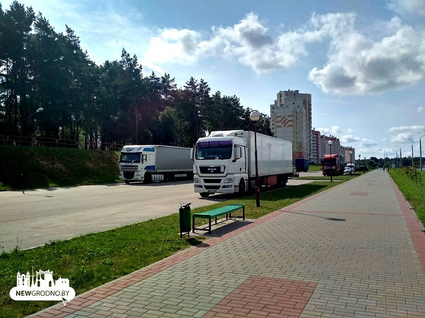 В Гродно у всех фур, припаркованных в жилой зоне, заблокировали колеса
