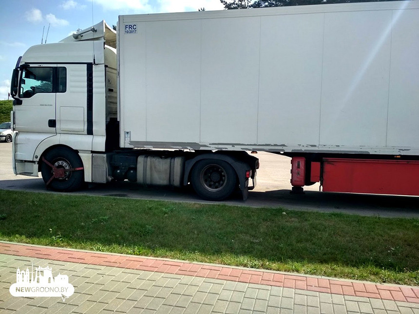 В Гродно у всех фур, припаркованных в жилой зоне, заблокировали колеса