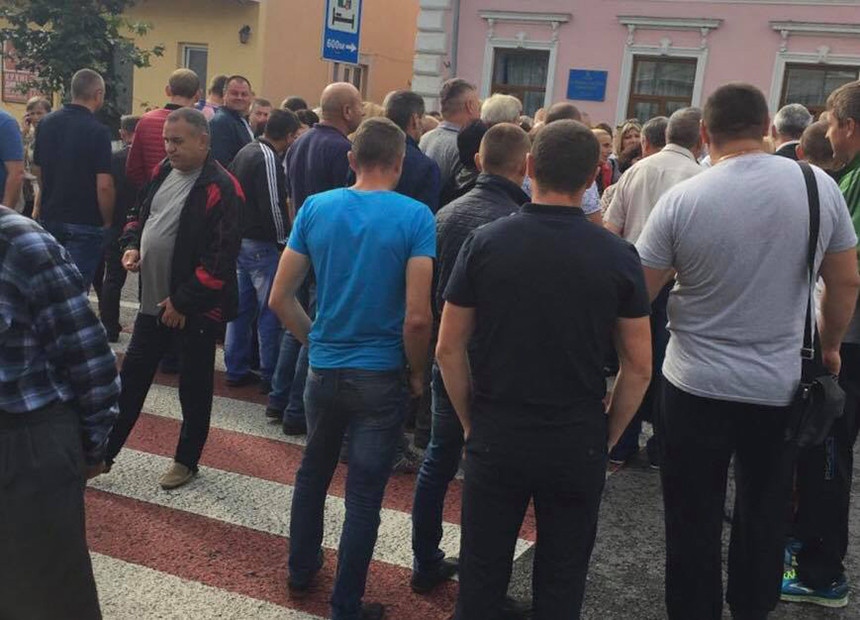 Во Львовской области люди перекрыли дорогу перед границей с Польшей