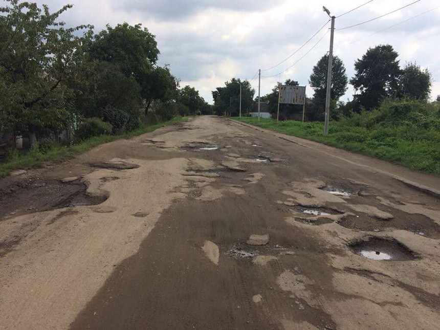 Во Львовской области люди перекрыли дорогу перед границей с Польшей