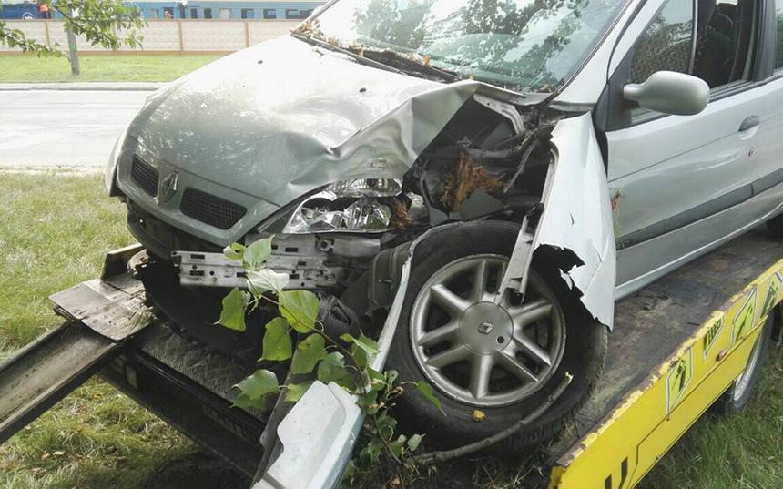 В Барановичах нетрезвый водитель врезался в дерево, уходя от погони