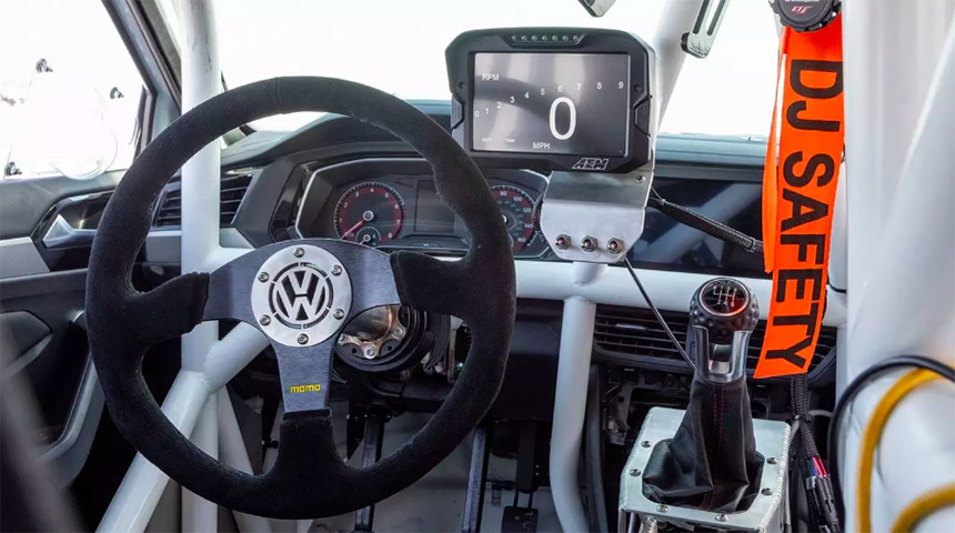 608 лошадиных сил и 338 километров в час. И это все Volkswagen Jetta, который установил рекорд скорости