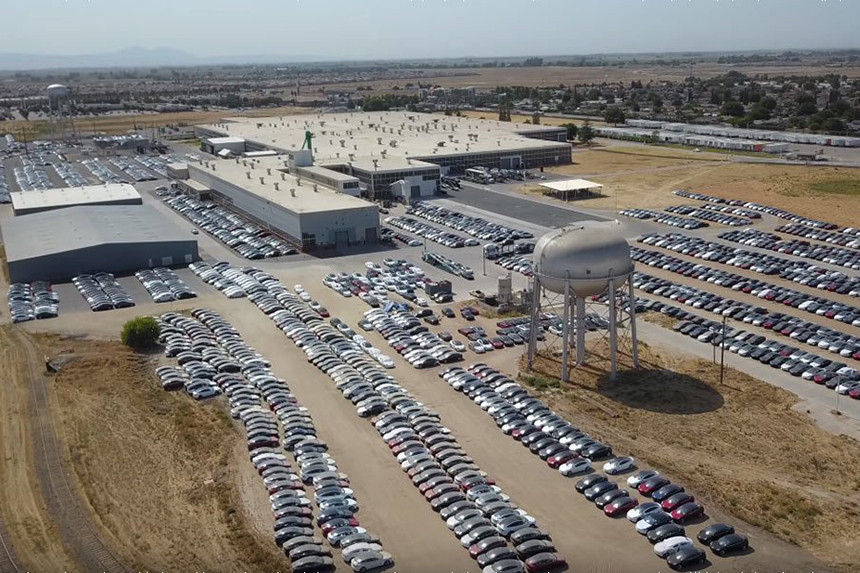 Tesla завышает данные о реализации своих машин? В США находят парковки, заполненные новыми моделями