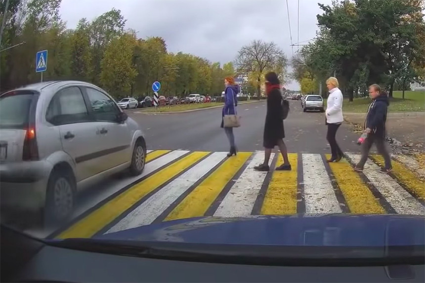 В Гродно на подъезде к пешеходному переходу у Citroёn отказали тормоза. Люди вовремя заметили авто