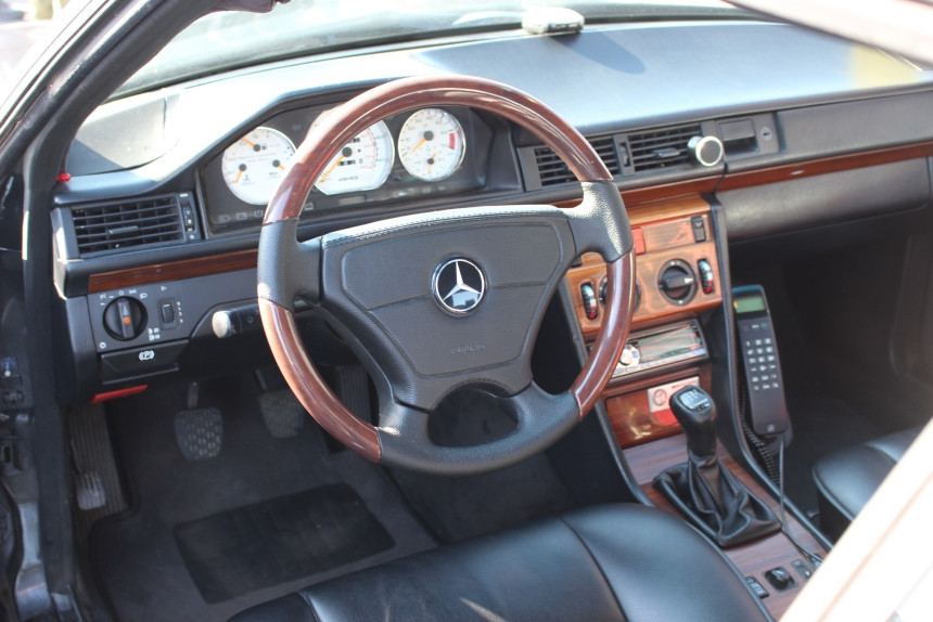 Сделанный на века. В Минске прошел слет владельцев легендарного Mercedes-Benz W124, куда мы приехали на W201