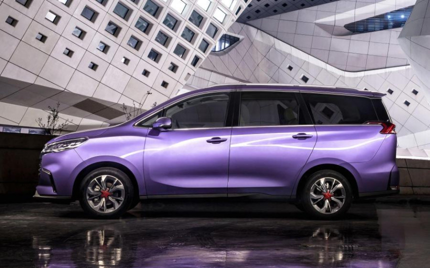 Maxus G50. В Китае представлен недорогой 8-местный минивэн с турбомотором