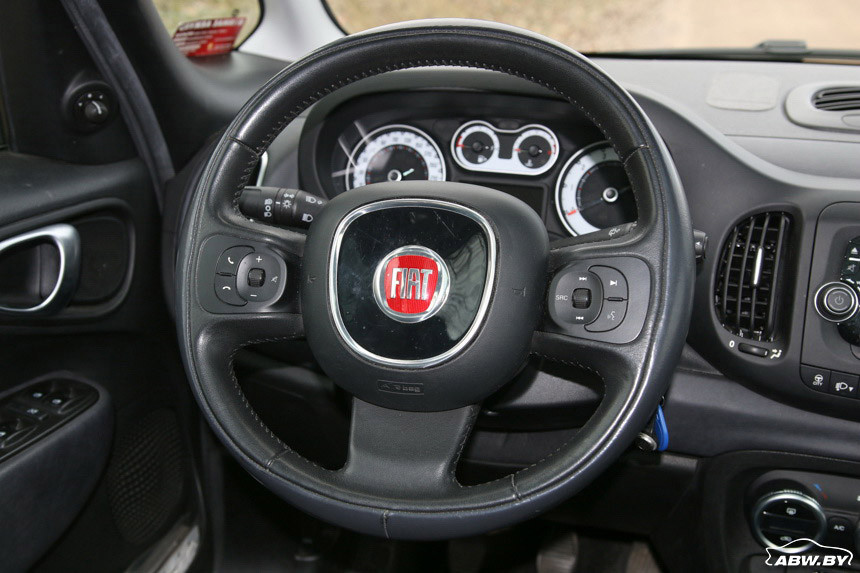 3,3 рубля на 100 километров. Тест-драйв сверхэкономичного FIAT 500L CNG: два цилиндра, турбина и метан