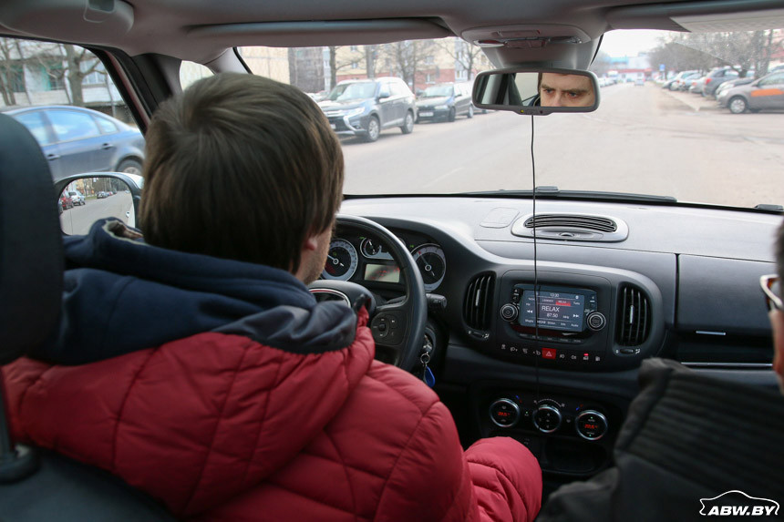 3,3 рубля на 100 километров. Тест-драйв сверхэкономичного FIAT 500L CNG: два цилиндра, турбина и метан