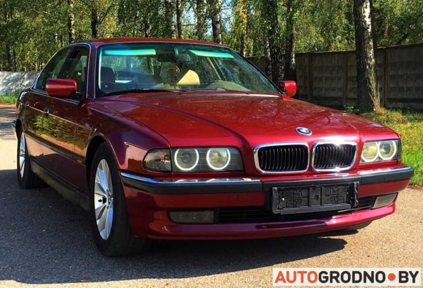 В Гродно водитель BMW устроил GTA: разбивал чужие Volkswagen с пробитым поддоном двигателя