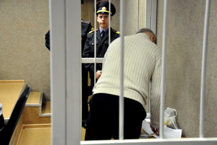 Устроил в суде театр одного актера. В Минске судят 75-летнего мужчину, который сбил женщину с ребенком, оговорил инспектора ГАИ и подделал документы