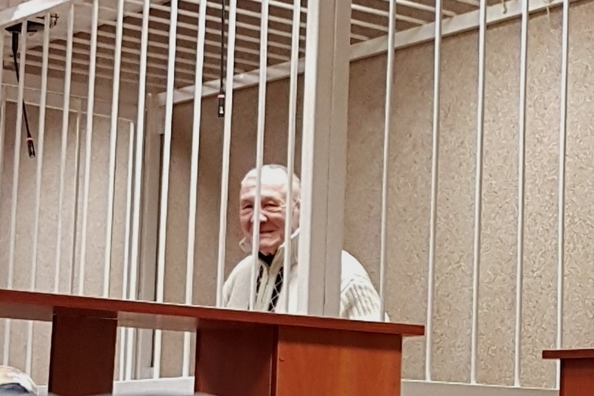Устроил в суде театр одного актера. В Минске судят 75-летнего мужчину, который сбил женщину с ребенком, оговорил инспектора ГАИ и подделал документы
