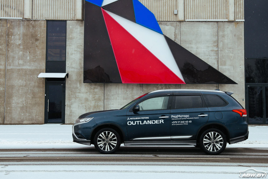 Стар, да удал! Тест-драйв Mitsubishi Outlander, который незаметно обновили