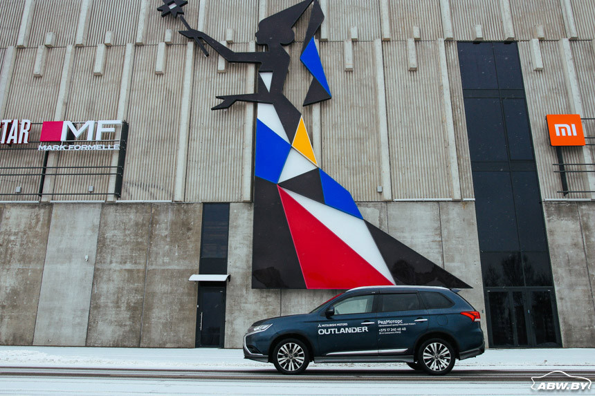 Стар, да удал! Тест-драйв Mitsubishi Outlander, который незаметно обновили
