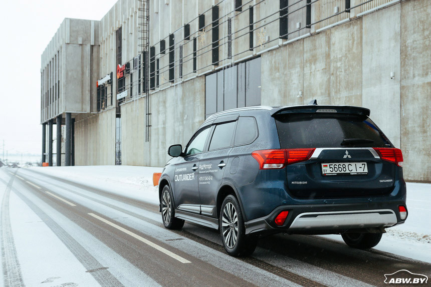 Стар, да удал! Тест-драйв Mitsubishi Outlander, который незаметно обновили