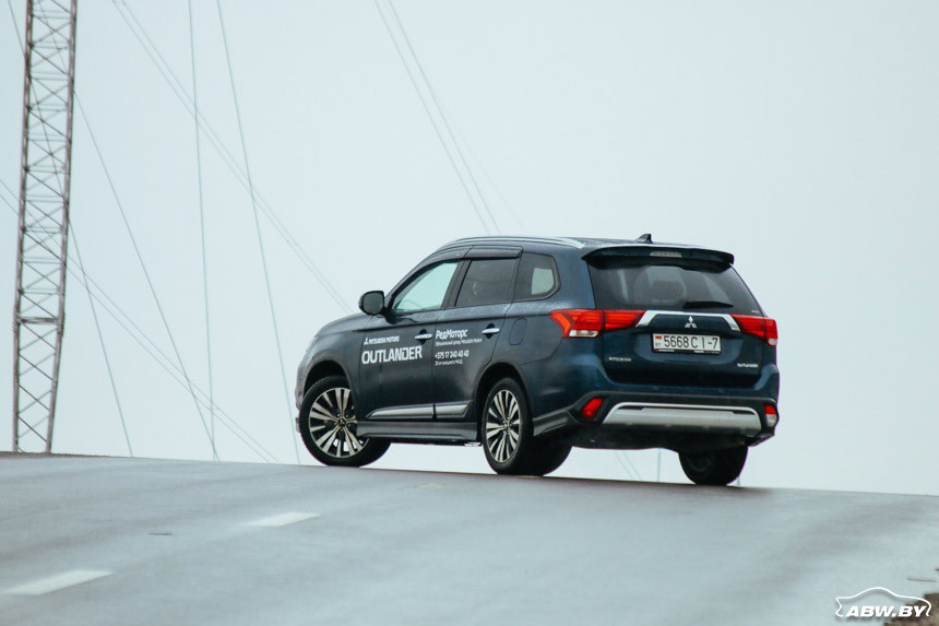 Стар, да удал! Тест-драйв Mitsubishi Outlander, который незаметно обновили