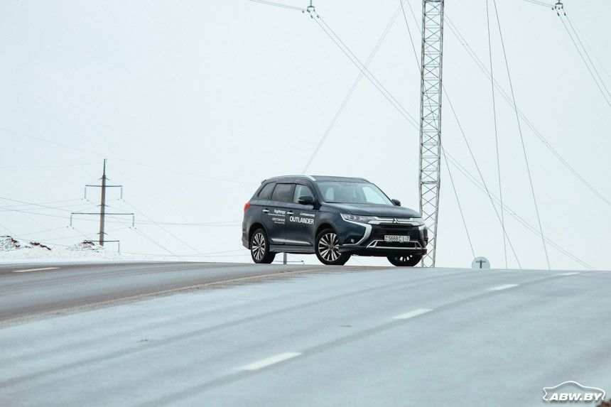 Стар, да удал! Тест-драйв Mitsubishi Outlander, который незаметно обновили