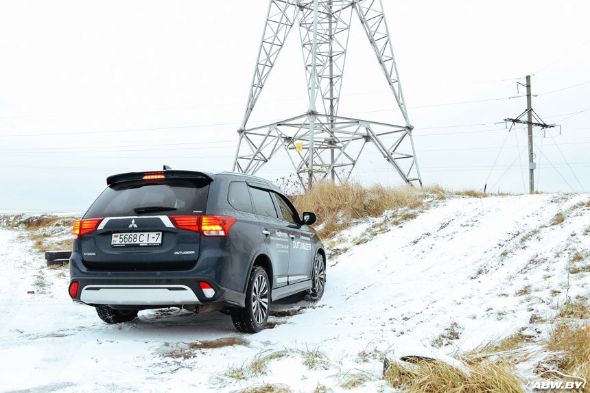 Стар, да удал! Тест-драйв Mitsubishi Outlander, который незаметно обновили