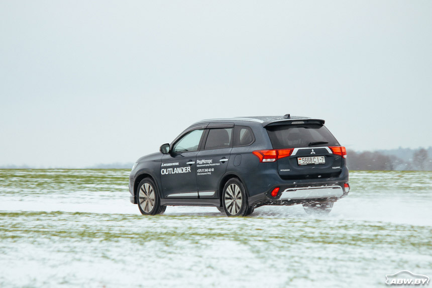 Стар, да удал! Тест-драйв Mitsubishi Outlander, который незаметно обновили