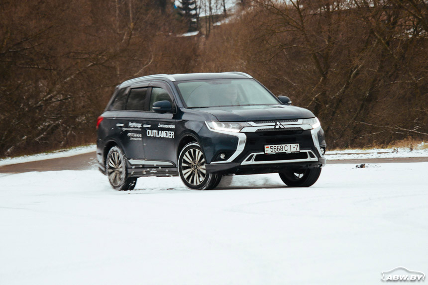 Стар, да удал! Тест-драйв Mitsubishi Outlander, который незаметно обновили