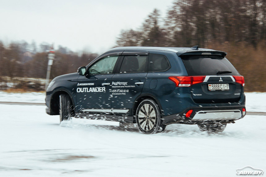Стар, да удал! Тест-драйв Mitsubishi Outlander, который незаметно обновили