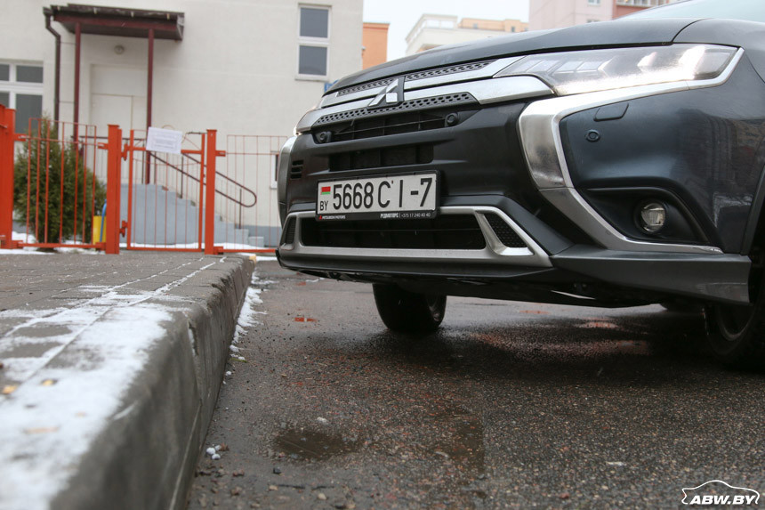 Стар, да удал! Тест-драйв Mitsubishi Outlander, который незаметно обновили