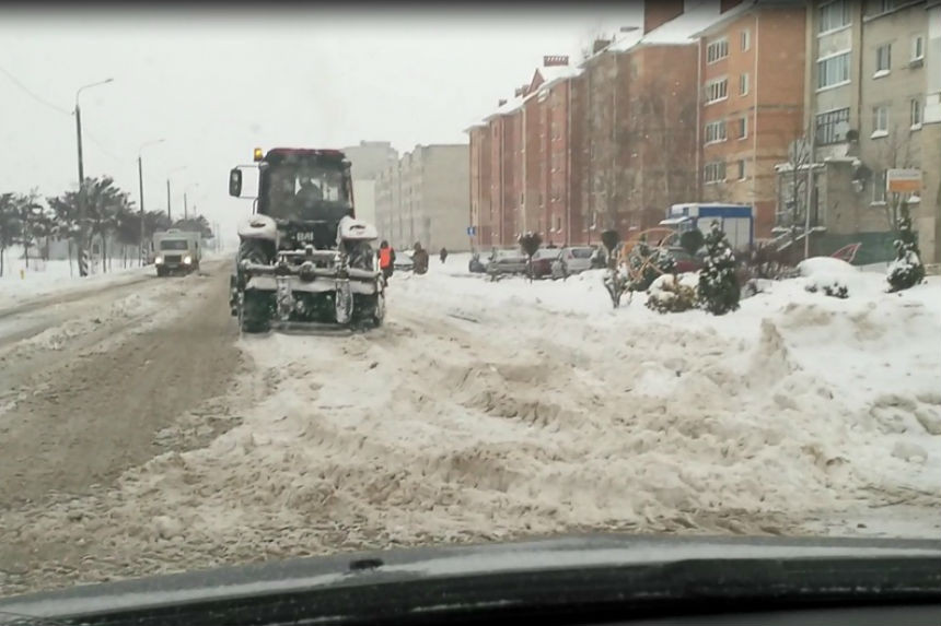 Лед на трассах, жижа от соли и сброшенный с тротуаров снег. Что водители считают самым страшным зимним кошмаром?