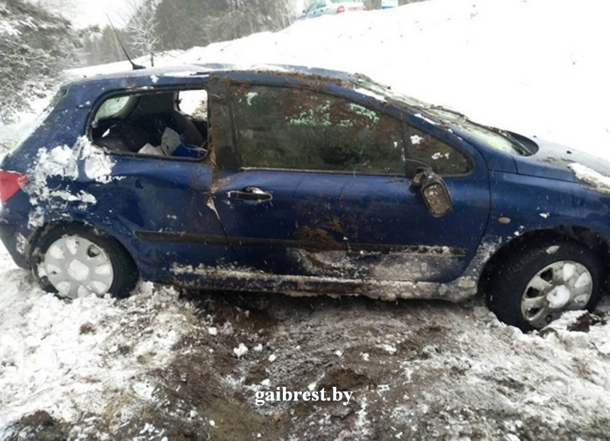 В Лунинецком районе водитель Peugeot вылетел с трассы и перевернулся. В результате ДТП пострадала 6-летняя дочь водителя