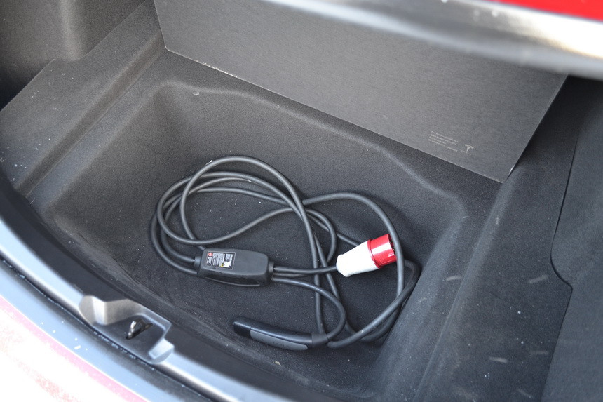 ОНО для НИХ: тестируем Tesla Model 3