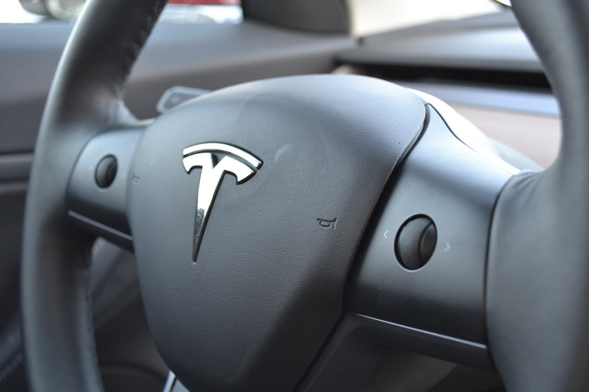 ОНО для НИХ: тестируем Tesla Model 3