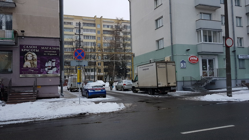 Во двор прокуратуры никто не рискует заезжать, а жильцы простого дома страдают. Как в центре Минска развернулась 