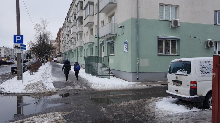 Во двор прокуратуры никто не рискует заезжать, а жильцы простого дома страдают. Как в центре Минска развернулась 