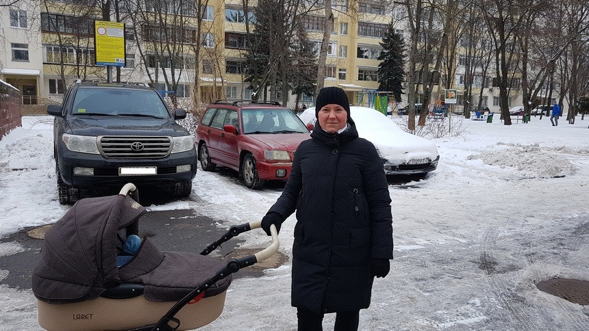 Во двор прокуратуры никто не рискует заезжать, а жильцы простого дома страдают. Как в центре Минска развернулась 