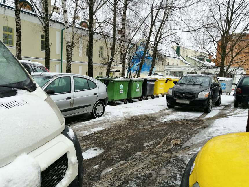 Газель паркуется во дворе. Шкода Фабия во дворе припаркованная. Негде припарковаться во дворе. Негде парковаться во дворе куда обратиться.